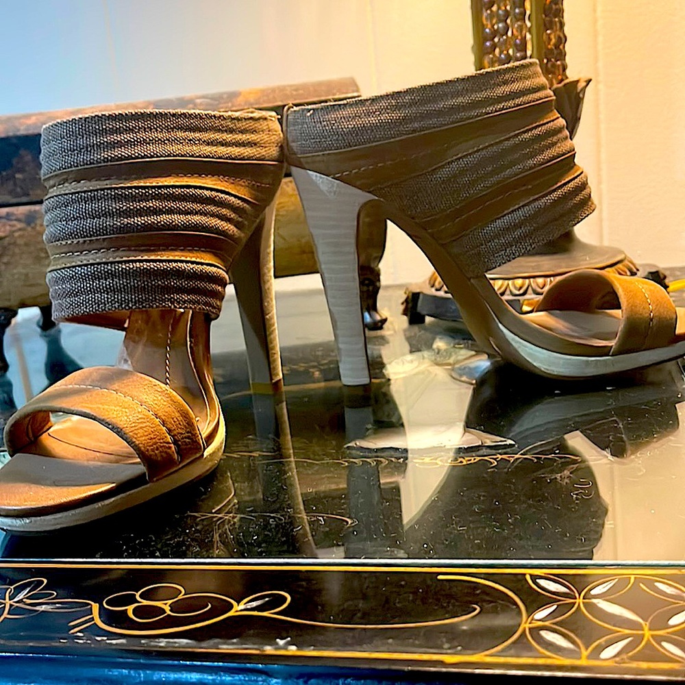 BCBG MaxAzria Woven Brown & Tan Sandal..Wooden heel